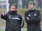 Trenér Martin Svdík (vlevo) vede fotbalisty Jihlavy, hovoí k trenérovi...