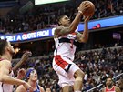 Bradley Beal (u míe) z Washingtonu najídí do koe New Yorku, sleduje ho...