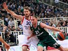 Matt Lojeski (vpravo) z Panathinaikosu uniká kolem Zorana Dragie z Anadolu...
