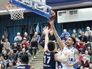 Kolínský basketbalista Lee Skinner (vpravo) zakonuje na ostravský ko pes...