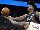 Elfrid Payton (nahoe) z Orlanda zakonuje na ko Clevelandu pes LeBrona...