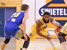 DeAndre Upchurch (u míe) z Jindichova Hradce se uvoluje v utkání s Ústím.