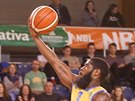 DeAndre Upchurch (ve lutém) z Jindichova Hradce donáí mí do koe Ústí pes...