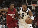 Rodney Hood (vpravo) z Utahu se tlaí kolem Joshe Richardsona z Miami.