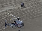 Televizní helikoptéra na Dakaru sleduje Xaviera De Soultraita s yamahou.