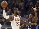 LeBron James (vlevo) z Clevelandu se pokouí pihrávat kolem Jimmyho Butlera z...