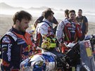 Sam Sunderland (vlevo) na KTM ped startem tvrté etapy Dakaru.