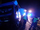 Tragická nehoda uzavela silnici z Hradce Králové na Jarom (4.1.2017).