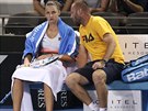 Trenér Tomá Krupa hovoí s Karolínou Plíkovou na turnaji v Brisbane.