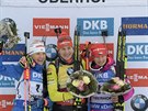 Slovenská biatlonistka Anastasia Kuzminová (uprosted) slaví vítzství ve...