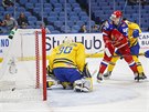 Klim Kostin z Ruska skóruje do védské sít v duelu hokejového mistrovství...