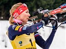 Slovenská biatlonistka Anastasia Kuzminová pi nástelu ped stíhacím závodem v...