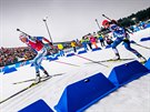 Finská biatlonistka Kaisa Mäkäräinenová (vlevo) na trati stíhacího závodu v...