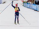 Slovenská biatlonistka Anastasia Kuzminová triumfáln dojídí do cíle stíhacího...