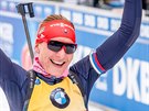 Slovenská biatlonistka Anastasia Kuzminová slaví v cíli stíhacího závodu v...
