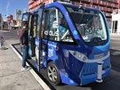 Autonomní autobus Navya na zastávce - testovací jízdy na CES 2018 v Las Vegas.