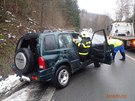 Po nehod ve Starých Hamrech museli lékai oetit oférku Suzuki Vitara.