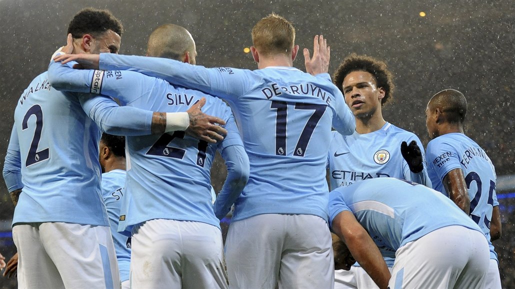 Fotbalisté Manchesteru City oslavují branku.