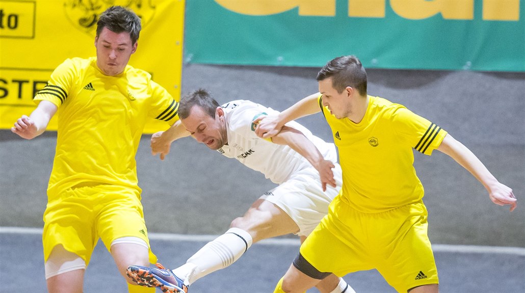 Momentka z futsalového derby Vysoké Mýto (�lutá) vs. Chrudim. O st�elu se...