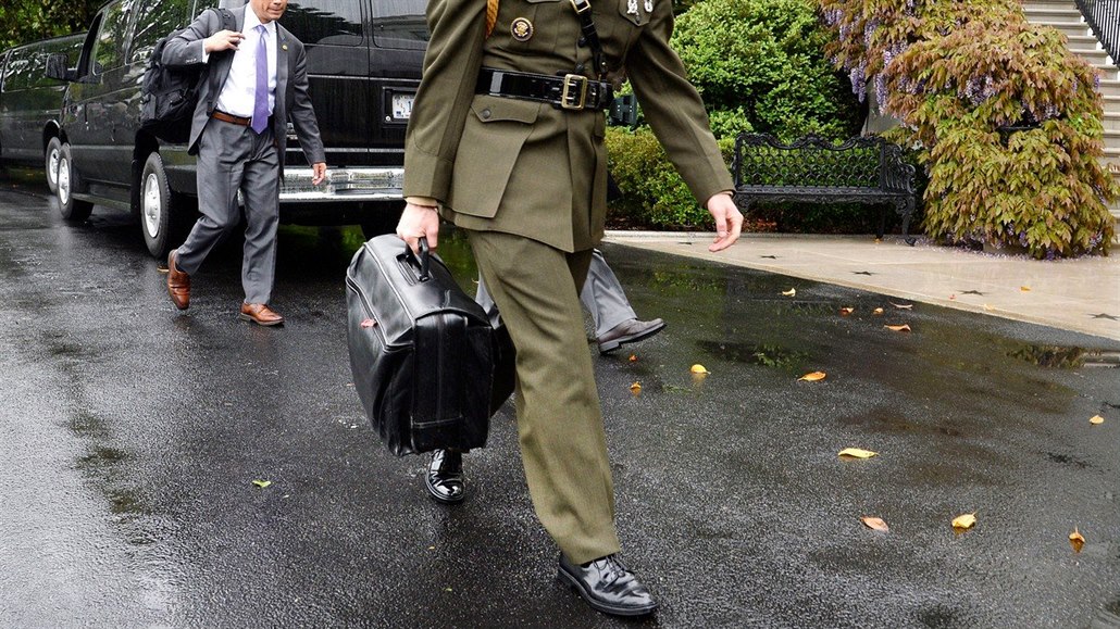 Jeden z armádních poradců prezidenta USA přenáší takzvaný jaderný kufřík