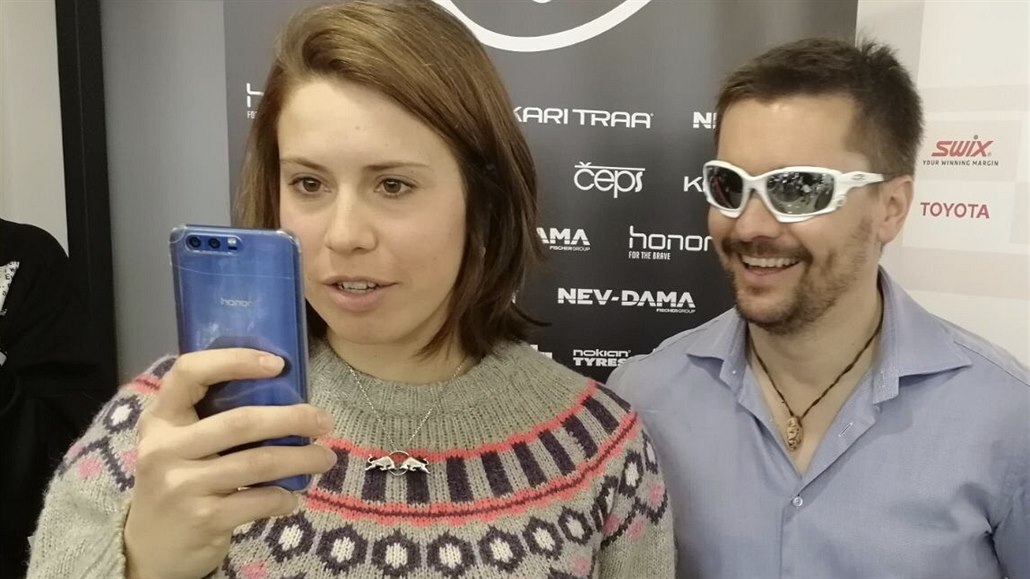Trenére, úsm�v! Eva Samková se fotí s kou�em Markem Jelínkem, jeho� trápil...