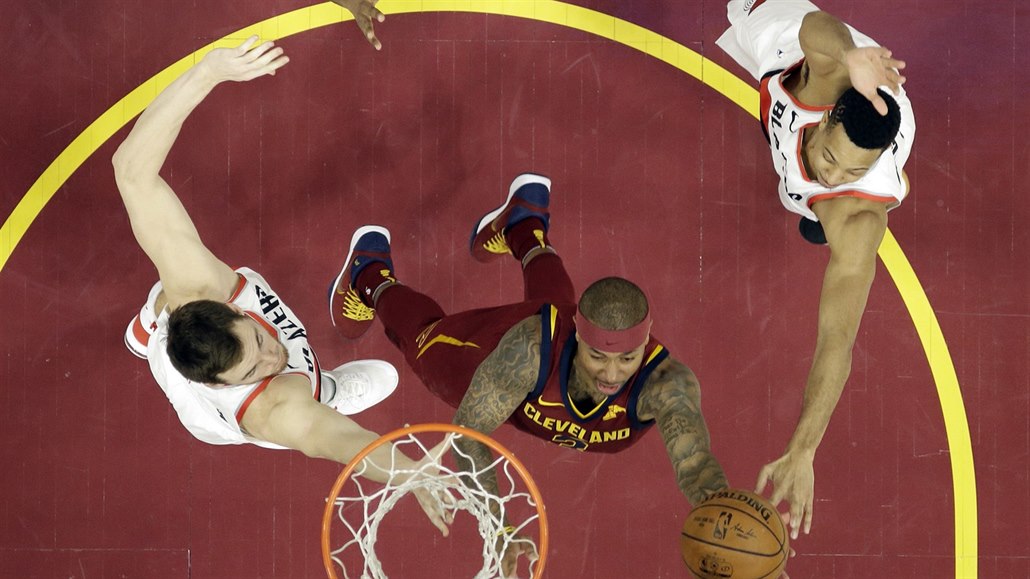 Isaiah Thomas (v tmavém) z Clevelandu zakon�uje na ko� Portlandu proti Patu...