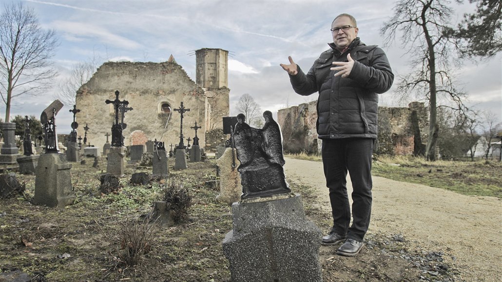 Starosta Poběžovic Hynek Říha stojí před kostelem v Šitboři, o jehož záchranu...