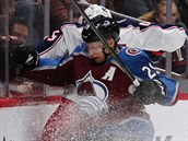 Nathan MacKinnon (v poped) z Colorada nar na mantinel Luke Sedlka z...