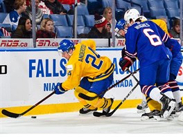 Za americkou branko aruje vdsk tonk Lia, kterho sleduje Quinn Hughes.