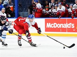 Kristian Reichel ve čtvrtfinále MS hokejistů do 20 let ujíždí finské obraně.