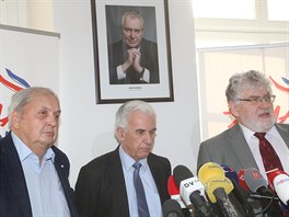 Onkolog Lubo Petruelka (vlevo), Zemanv oetující léka Miloslav Kala...