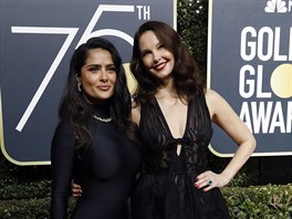 Salma Hayeková a Ashley Juddová na Zlatých glóbech (Beverly Hills, 7. ledna...