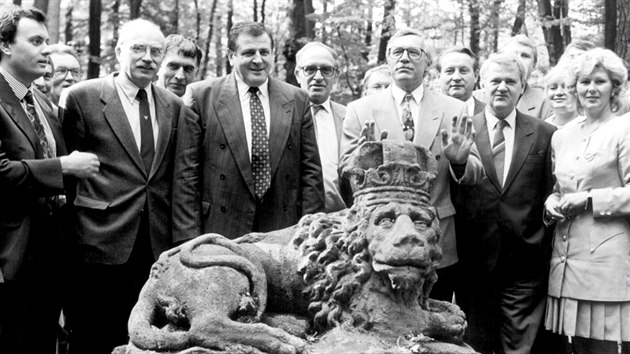 Zleva Vladimr Dlouh, Karel Dyba, Vladimr Meiar, Jan Strsk a Vclav Klaus jednaj v roce 1992 na zmku v Kolodjch o rozdlen republiky.