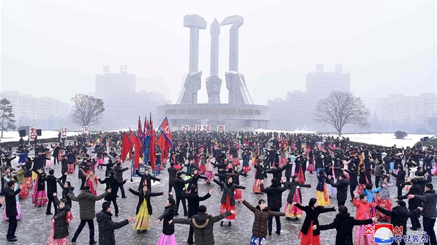 Pchjongjang. Oslavy 100. vro narozen Kim ong-suk, partyznky z dob boj s Japonci a babiky Kim ong-una (24. prosince 2017)