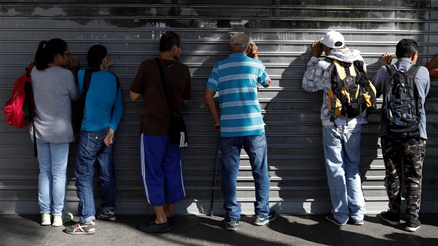 Venezuelsk vlda nadila snit ceny nkterch druh potravin, v Caracasu se ped obchody shlukly davy lid (6. ledna 2018)