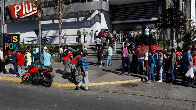 Venezuelsk vlda nadila snit ceny nkterch druh potravin, v Caracasu se ped obchody shlukly davy lid (6. ledna 2018)