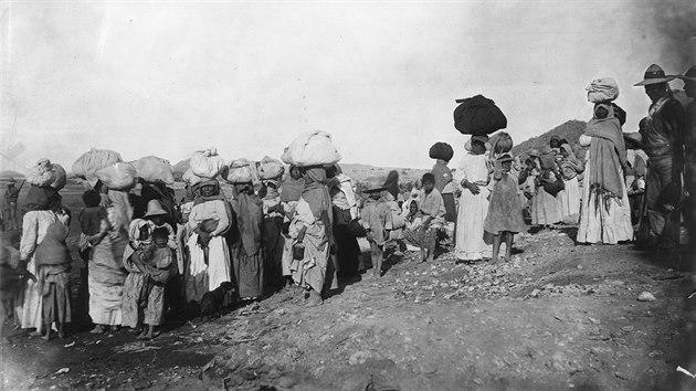 eny a dti z kmene Jaki v mexickm zajet. Kolem roku 1910