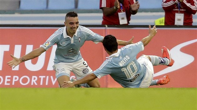 Iago Aspas (vlevo) a Nolito Agudo z Celty Vigo slav branku v utkn s Barcelonou.