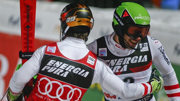 Marcel Hirscher (vlevo) a Michael Matt si blahopej v cli slalomu v Zhebu.