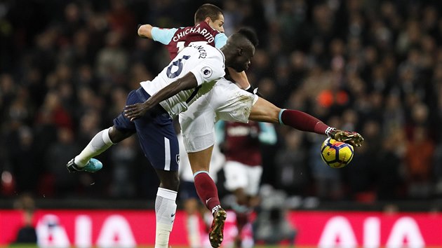 Javier Hernandez alias Chicharito a Davinson Snchez v souboji o m.