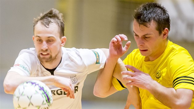 Chrudimsk Tom Koudelka (vlevo) a vysokomtsk Vclav Sklen ve druhm futsalovm derby.