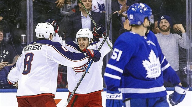 Gol oslavuj Artmij Panarin a Zach Werenski z Columbusu, vpravo se ohl Jake Gardiner z Toronta.