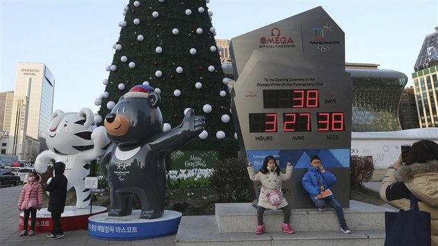 Dti pzuj ped asomrou, je v Soulu odpotv zahajovac ceremonil zimnch olympijskch her v Pchjongchangu (2. ledna 2018)