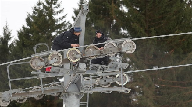 Elektriki zapojovali idla v kladkch opraven lanovky na Bublav.