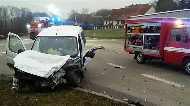 Po stetu kamionu a auta u Tnika na Vysokomtsku skonil pevrcen kamion v pkopu (7. ledna 2018).