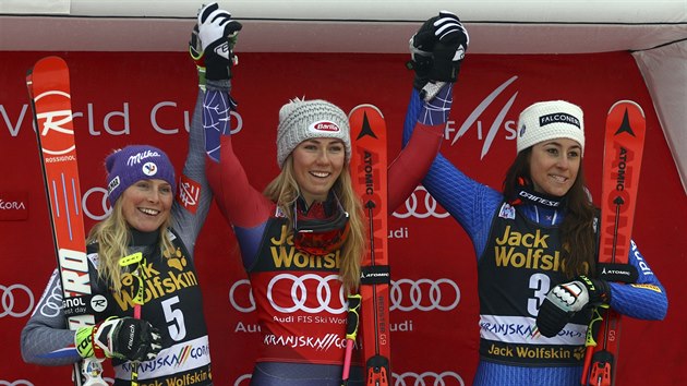 Druh Francouzska Tessa Worleyov (vlevo), prvn Amerianka Mikaela Shiffrinov (uprosted) a tet Italka Sofia Goggiaov oslavuj spch v obm slalomu ve slovinsk Kranjsk Goe.