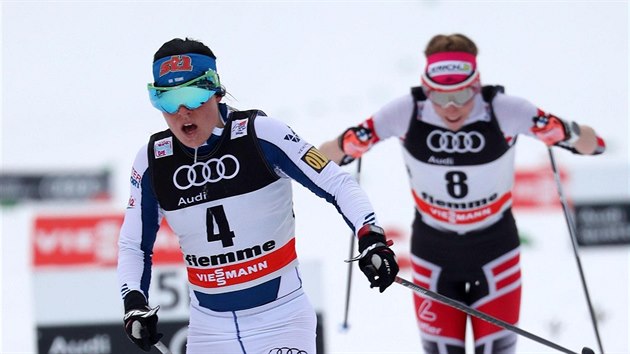 Finka Krista Prmkoskiov (vlevo) a Rakuanka Teresa Stadloberov bhem zvodu na deset kilometr na Tour de Ski v Itlii.
