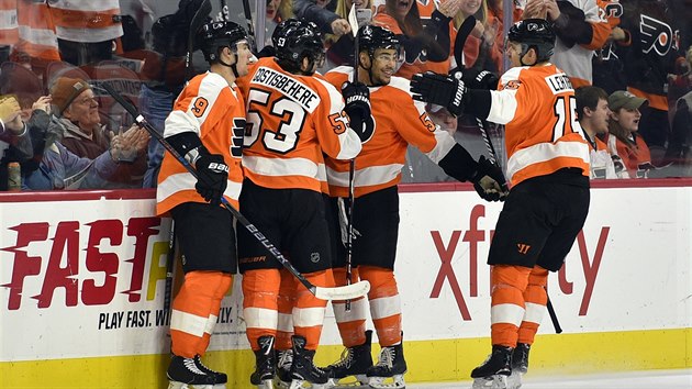 Hri Philadelphia Flyers oslavuj branku a premirov bod v NHL Tyrella Goulbourna