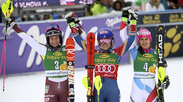Ti nejrychlej eny slalomu v Kranjsk Goe: vtzn Amerianka Mikaela Shiffrinov (uprosted),  druh vdka Frida Hansdotterov (vlevo) a bronzov vcarka Wendy Holdenerov.