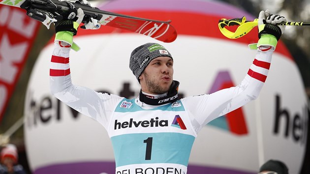 Rakuan Michael Matt se raduje z druhho msta ve slalomu po dojezdu zvodu Svtovho pohru v Adelbodenu.